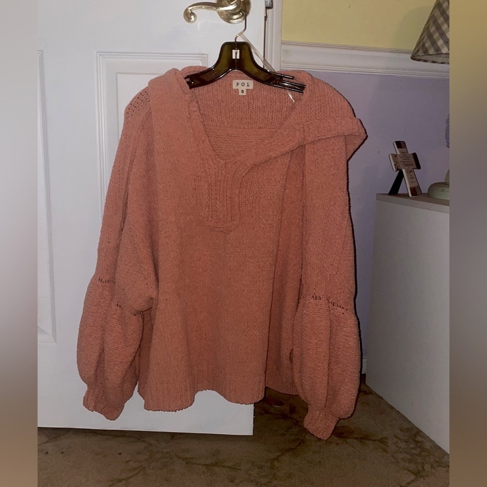 Comfy light pink sweater with hood